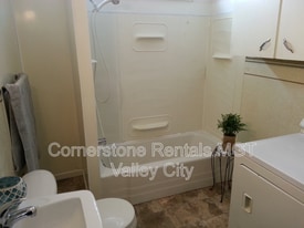 309 College St SE in Valley City, ND - Building Photo