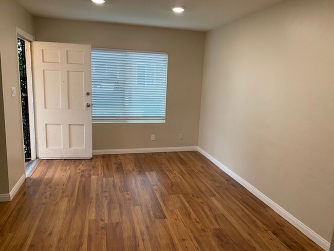 231-233 Glover Ave in Chula Vista, CA - Foto de edificio - Building Photo