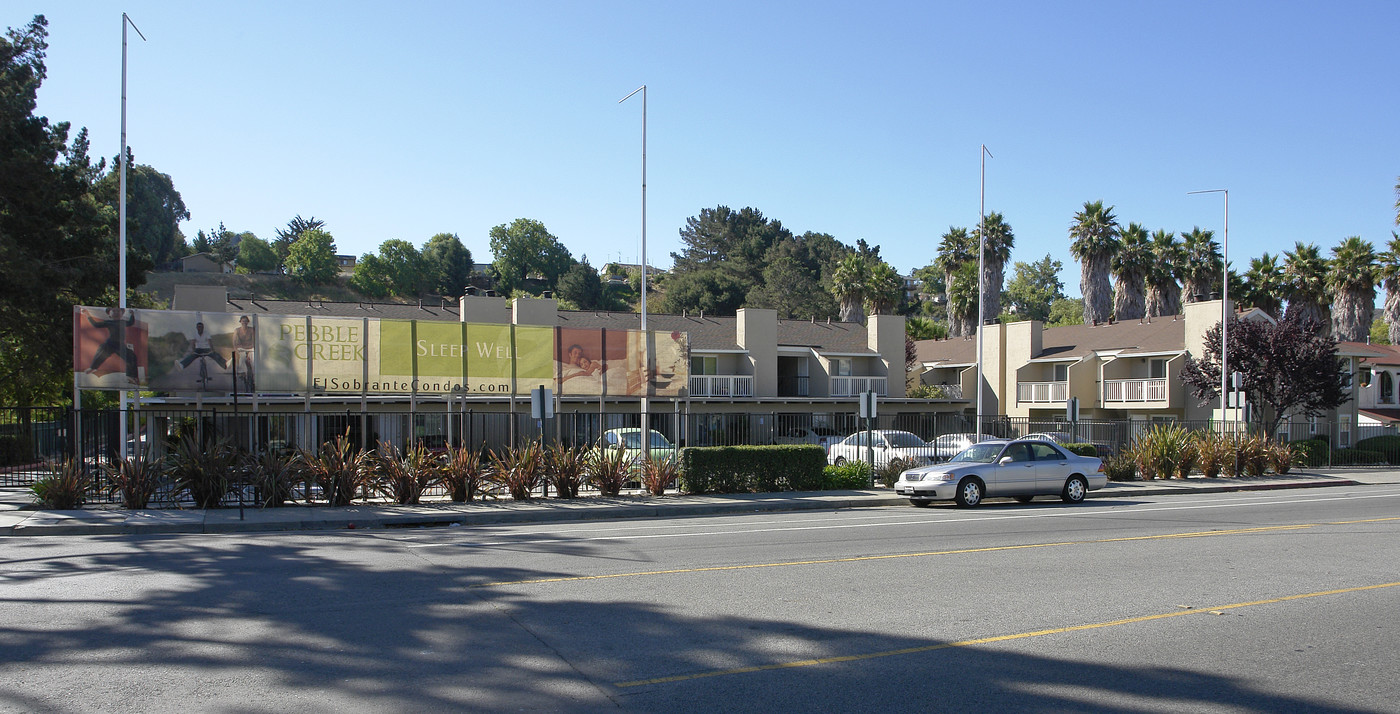 Mediterranea Condominiums in El Sobrante, CA - Foto de edificio