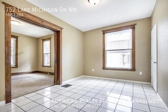 752 Lake Michigan Dr NW in Grand Rapids, MI - Building Photo - Building Photo