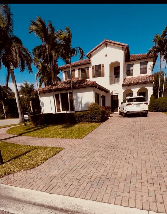 3909 NW 82nd Dr in Pembroke Pines, FL - Building Photo