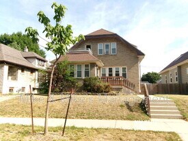 6424 W Chambers St in Milwaukee, WI - Building Photo
