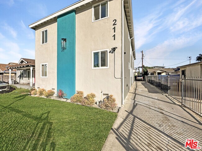 211 E 81st St in Los Angeles, CA - Building Photo - Building Photo