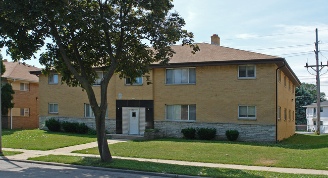 7719 W Hampton Ave in Milwaukee, WI - Building Photo - Building Photo