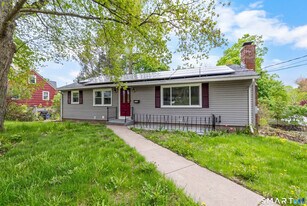 110 Greenwood Dr in Manchester, CT - Building Photo