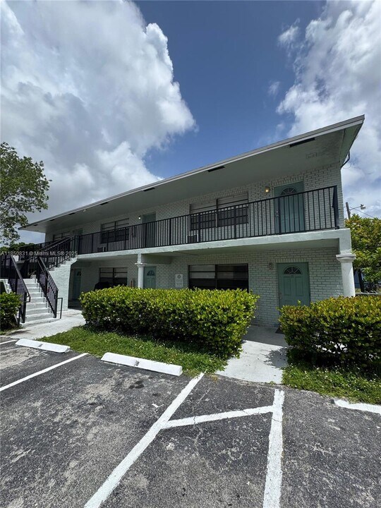 325 NW 15th St in Pompano Beach, FL - Building Photo
