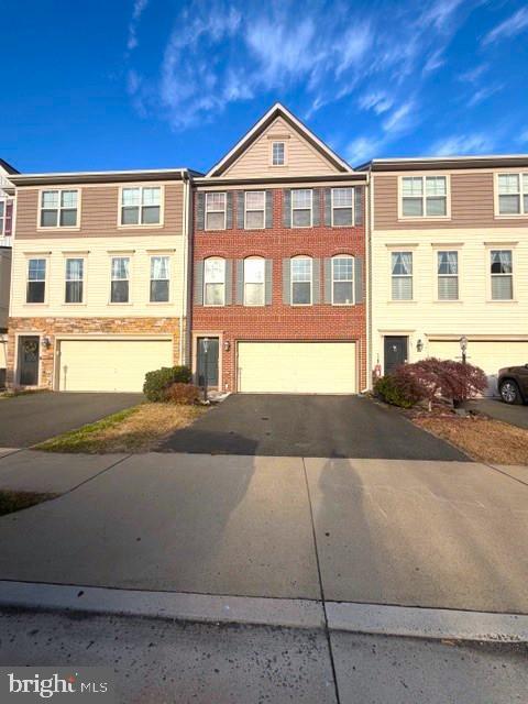 property at 165 Royal Ct