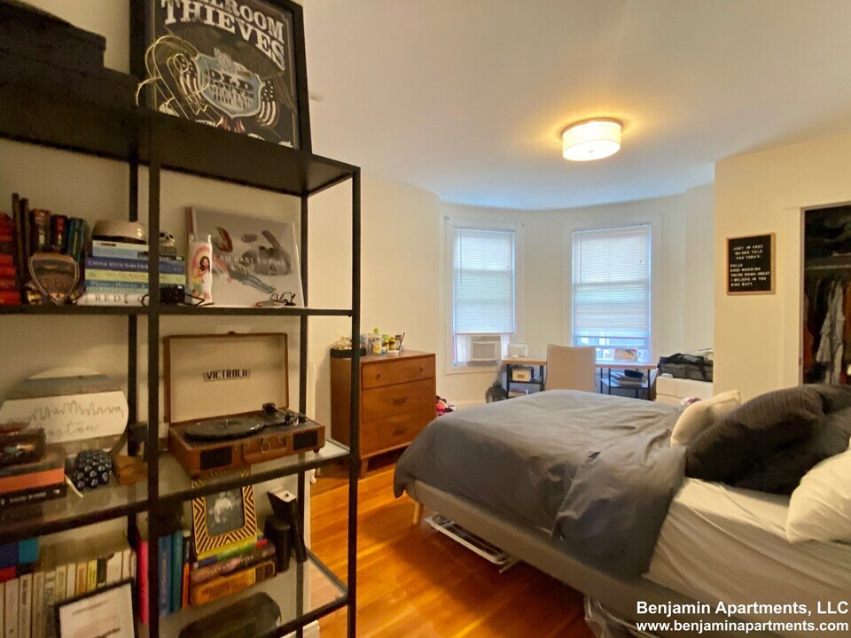 106 Harvard St, Unit 2 in Brookline, MA - Building Photo
