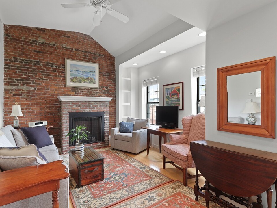 110 Charles St, Unit 4 in Boston, MA - Building Photo