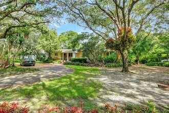 6255 SW 92nd St in Miami, FL - Building Photo - Building Photo