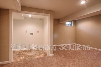 304 SW Canterbury Rd in Blue Springs, MO - Building Photo - Building Photo