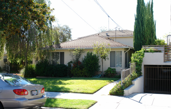 117 Olive St in Glendale, CA - Foto de edificio - Building Photo