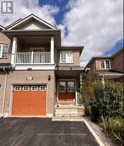 311 Oaktree Cir in Mississauga, ON - Building Photo