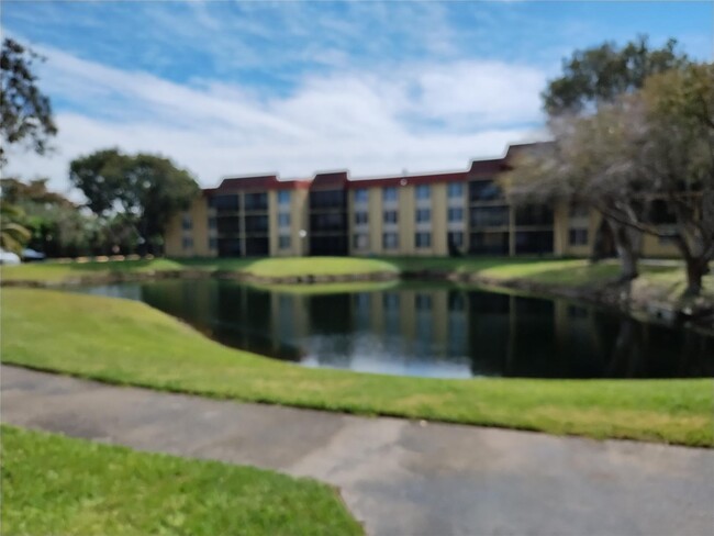 3195 Foxcroft Rd, Unit F212 in Miramar, FL - Building Photo - Building Photo