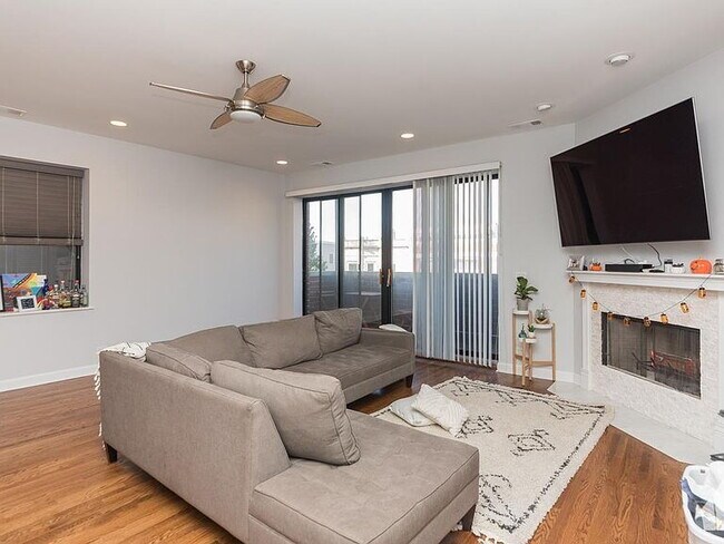 2003 W Superior St in Chicago, IL - Building Photo - Building Photo