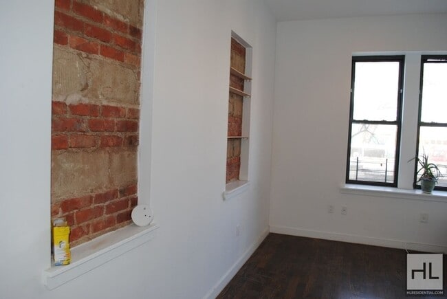 EASTERN PARKWAY / NO FEE / Spacious 2-Bed 1-Bath Crown Heights / Prospect Park