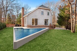 22 Midland Hwy in East Hampton, NY - Building Photo