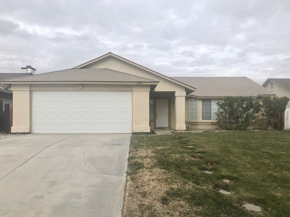 2051 Candice Ave in Rosamond, CA - Building Photo