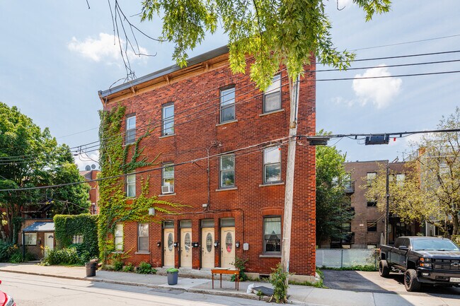 110 Bérard Rue in Montréal, QC - Building Photo - Building Photo