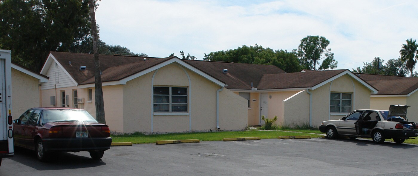 6050 Kentucky Ave in New Port Richey, FL - Foto de edificio