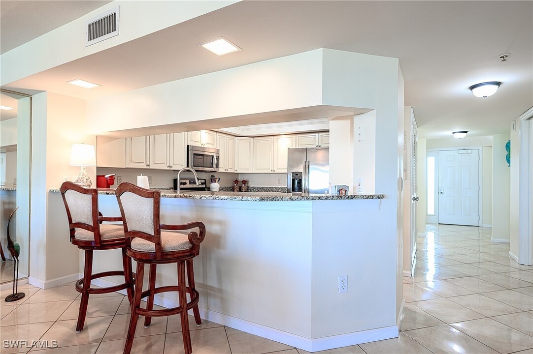 25 Bluebill Ave in Naples, FL - Building Photo