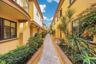 985 N Michillinda Ave in Pasadena, CA - Foto de edificio - Building Photo