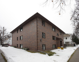 Sutton Place in Lincoln, NE - Building Photo