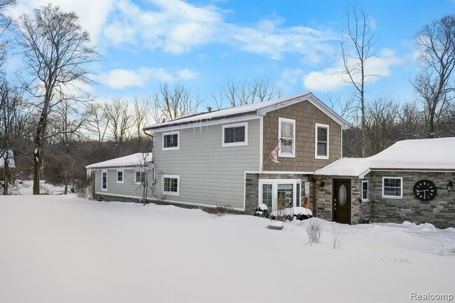 2060 Dunwoodie St, Unit 4253-104 in Ortonville, MI - Building Photo - Building Photo
