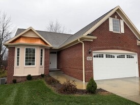 925 W Baywood Dr in Bloomington, IN - Building Photo