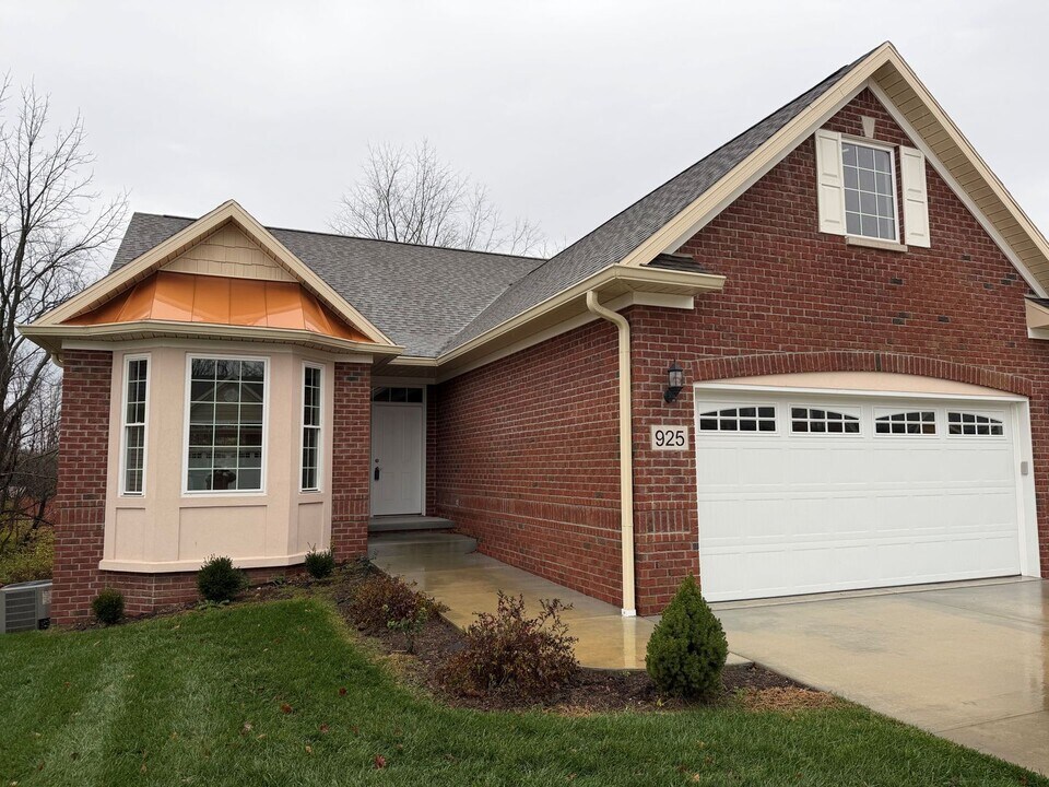 925 W Baywood Dr in Bloomington, IN - Building Photo