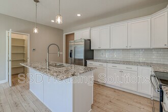 27313 E Oak View Dr in Lee's Summit, MO - Building Photo - Building Photo