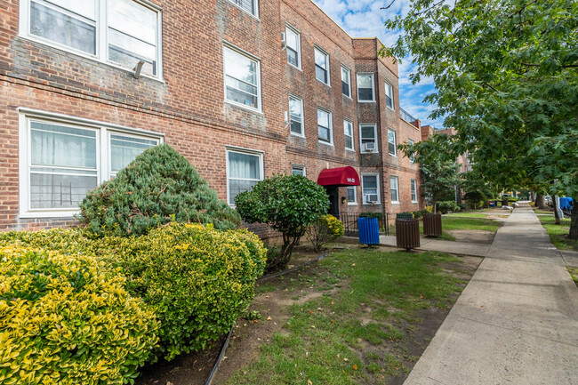 Regency Gardens in Flushing, NY - Building Photo - Building Photo