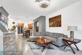 1033 NE 17th Way in Fort Lauderdale, FL - Foto de edificio - Building Photo