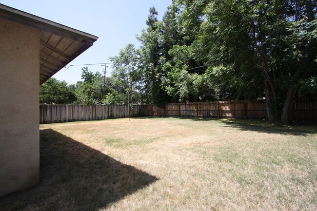 1025 E Saginaw Way in Fresno, CA - Building Photo - Building Photo