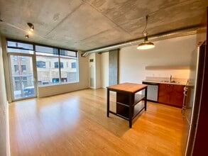 1926 W Burnside St, Unit 217 in Portland, OR - Foto de edificio - Building Photo