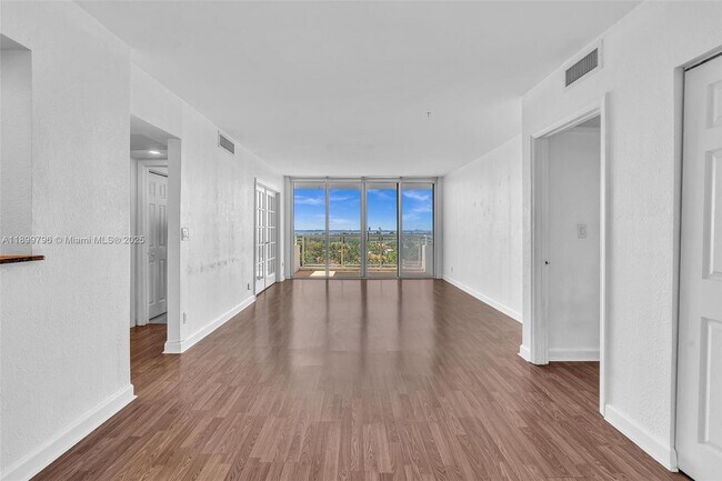 5600 Collins Ave in Miami, FL - Building Photo - Building Photo