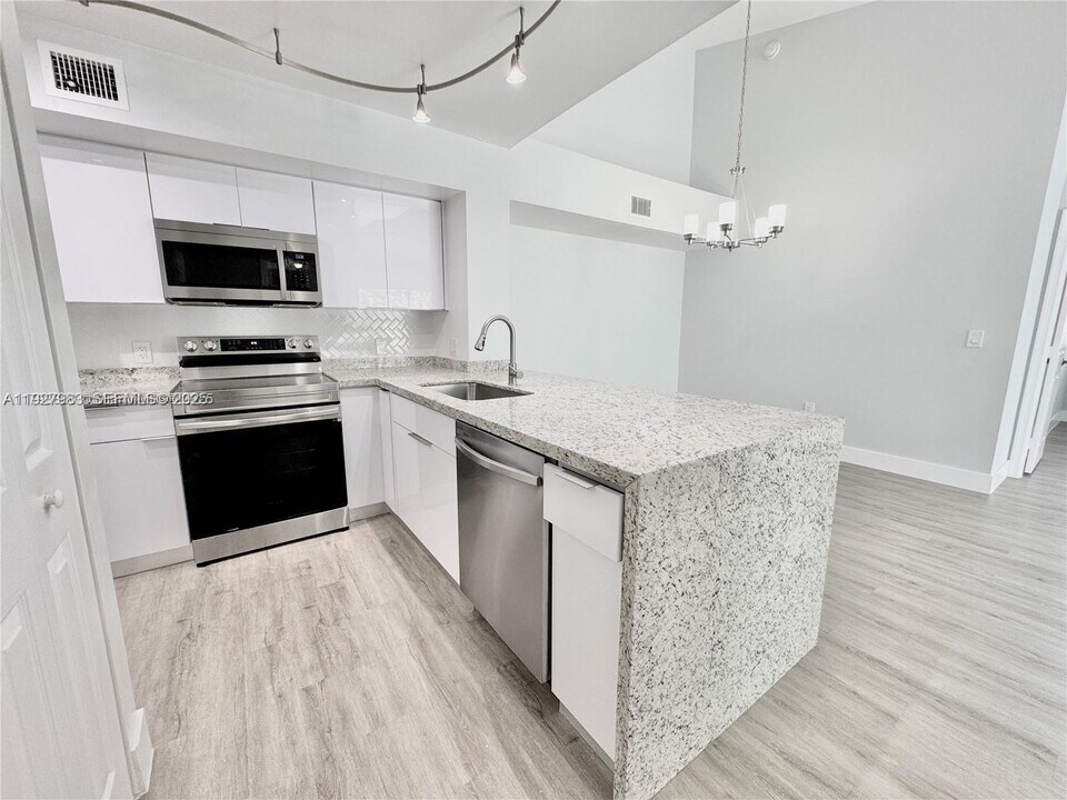 677 SW 111th Ave in Pembroke Pines, FL - Foto de edificio