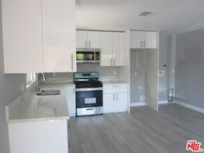 6837 Lubao Ave in Los Angeles, CA - Foto de edificio - Building Photo