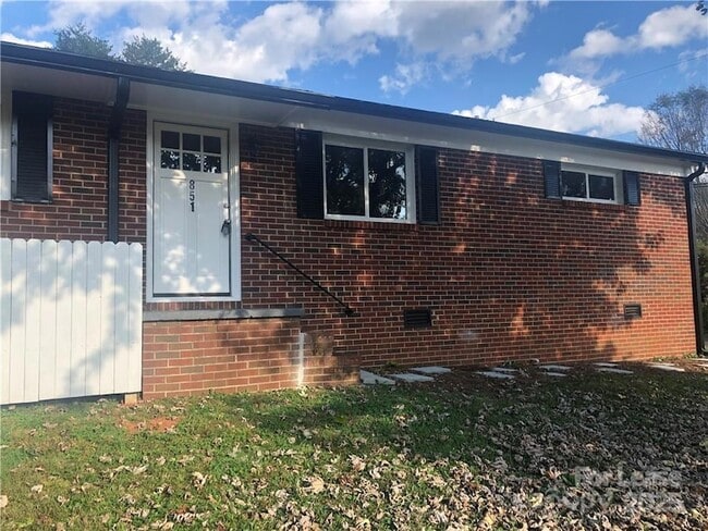 849 Crestway Dr in Newton, NC - Building Photo - Building Photo