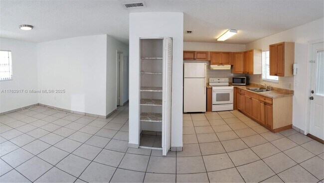 325 SE 2nd St in Hallandale Beach, FL - Foto de edificio - Building Photo