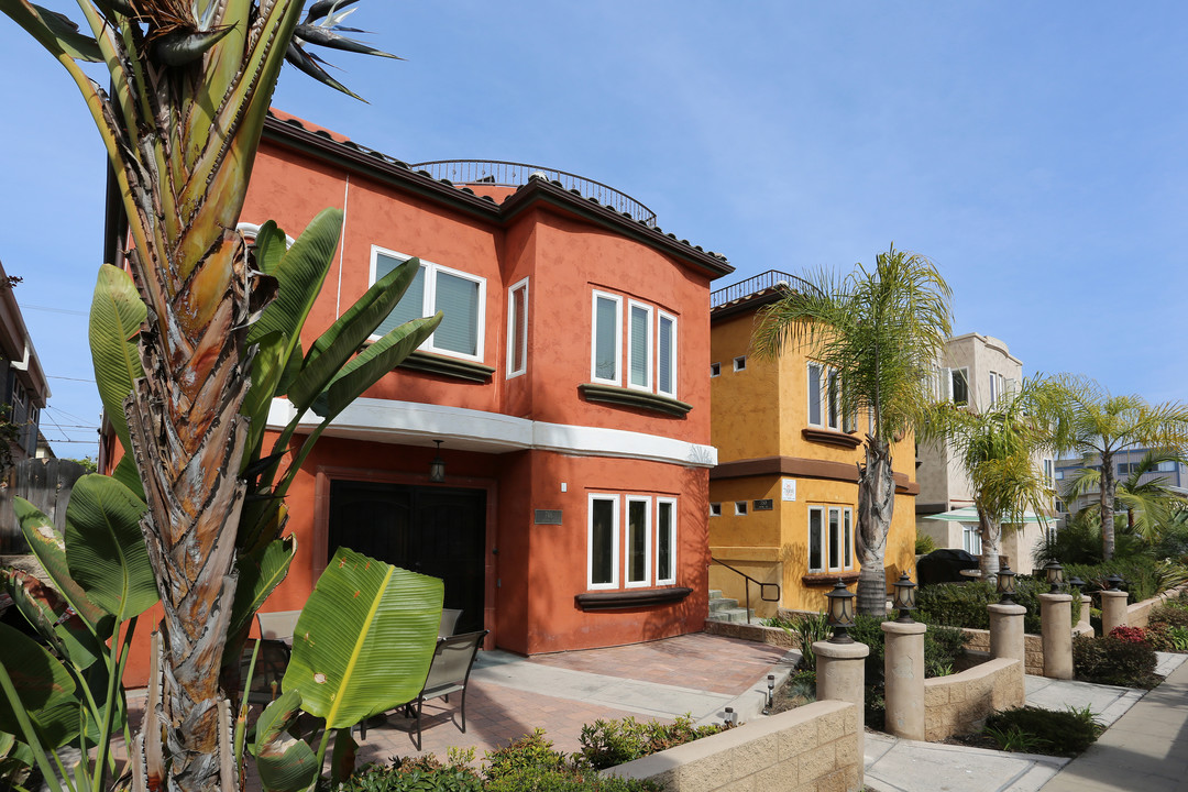 Castillos del Sur in San Diego, CA - Building Photo