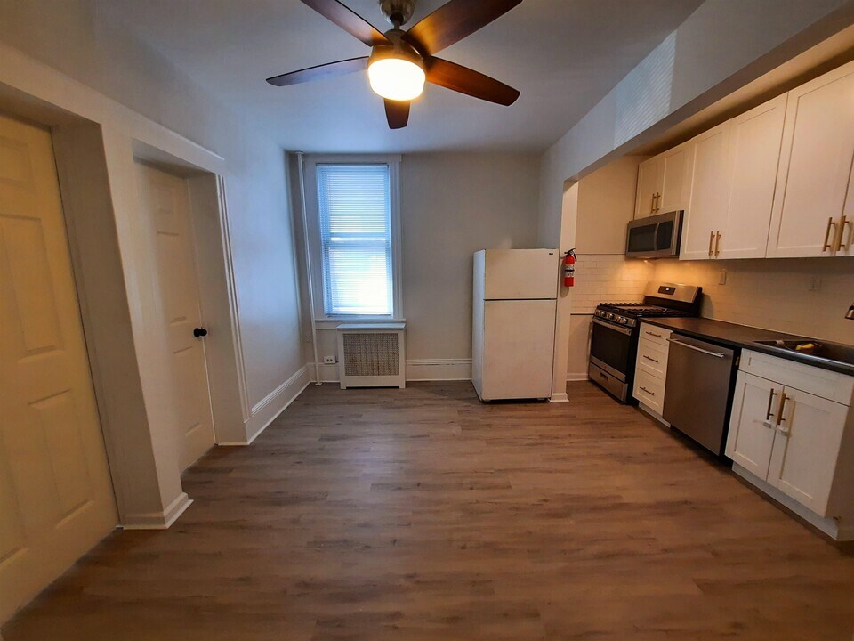 318 28th St in Union City, NJ - Building Photo