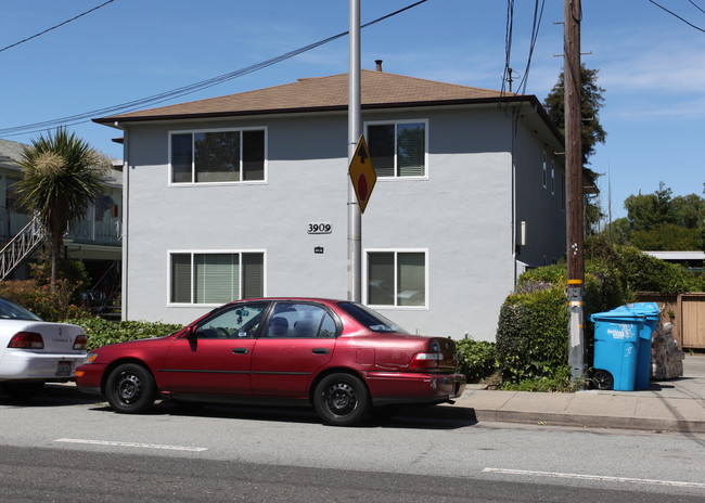 3909 Pacific Blvd in San Mateo, CA - Foto de edificio - Building Photo