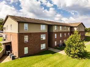 Cedar Place Apartments in Madison, TN - Building Photo - Building Photo