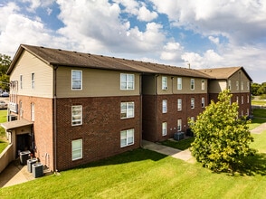 Cedar Place Apartments in Madison, TN - Foto de edificio - Building Photo