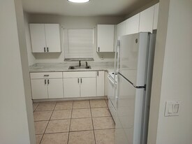 3181 W Hallandale Beach Blvd in Hallandale Beach, FL - Building Photo