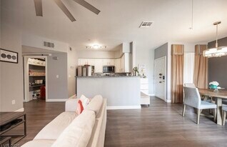 7147 S Durango Dr in Las Vegas, NV - Building Photo