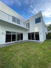 10061 NW 75th St in Doral, FL - Building Photo - Building Photo