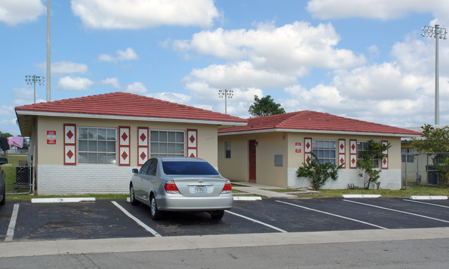 4000 NW 30th Ter in Lauderdale Lakes, FL - Building Photo - Building Photo