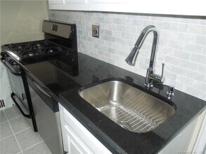 70 Strawberry Hill Ave in Stamford, CT - Building Photo - Building Photo